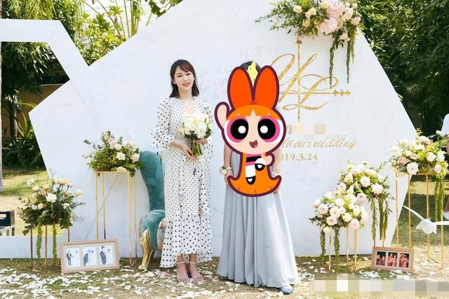 杨紫三亚参加经纪人婚礼 合照被熊抱超亲切
