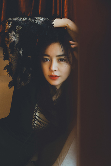 赵多娜出席某活动 完美身材展现“腿精”魅力