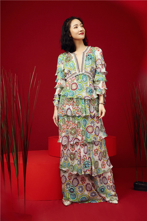 王妍苏现身上海时装周 气质长裙尽显优雅高贵