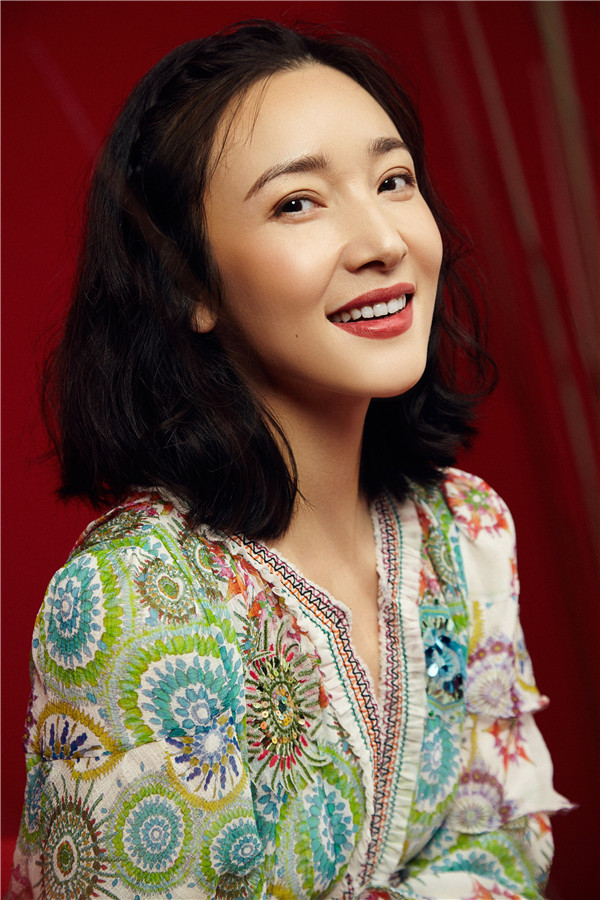 王妍苏现身上海时装周 气质长裙尽显优雅高贵