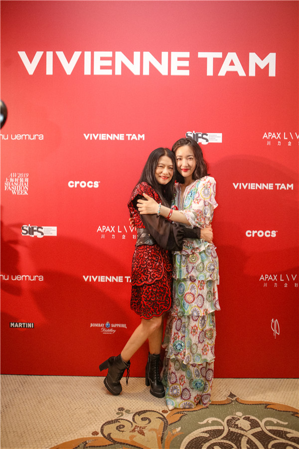 王妍苏现身上海时装周 气质长裙尽显优雅高贵