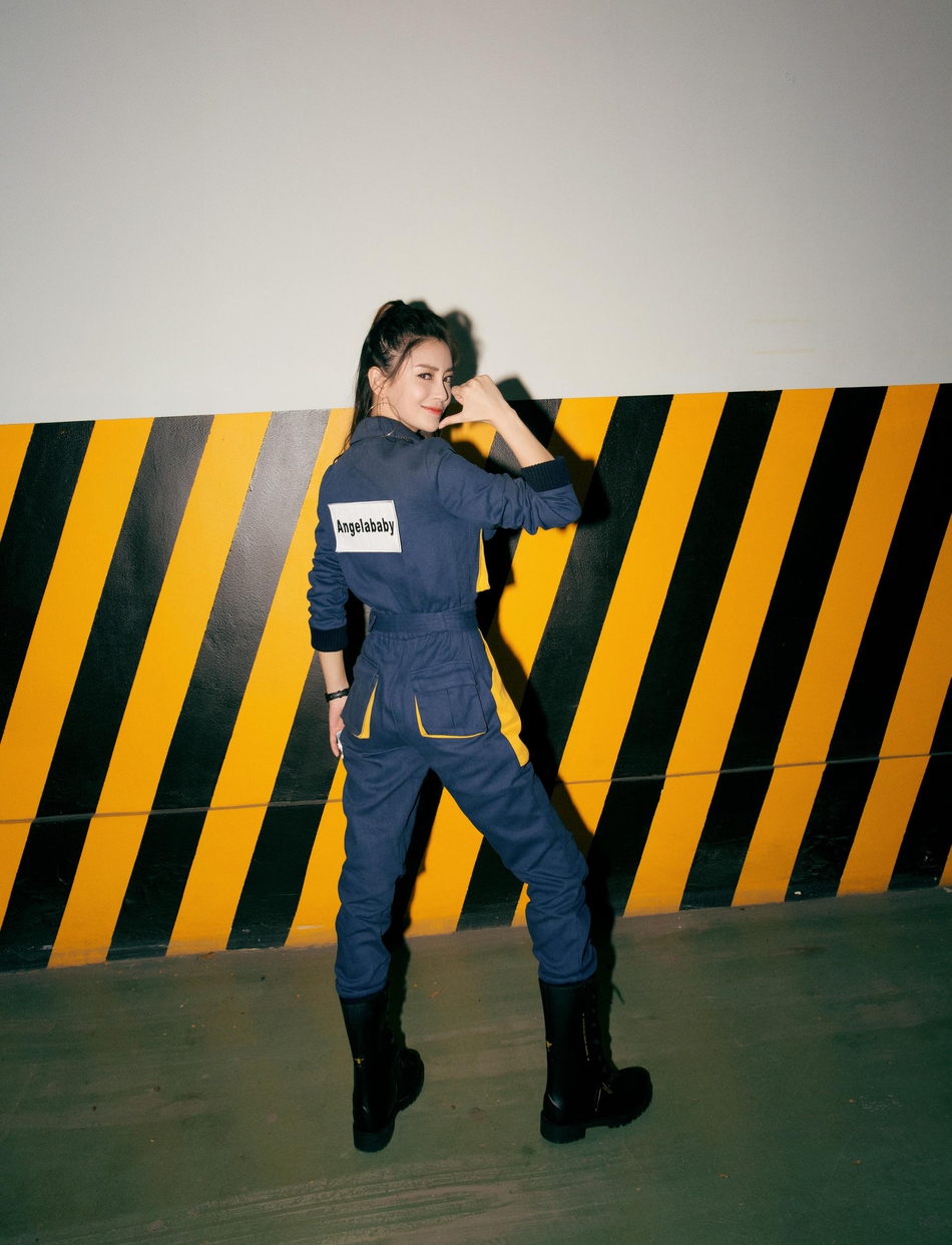 Angelababy黄蓝工装帅气亮相 高马尾英姿飒爽