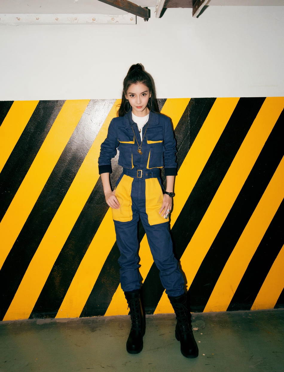 Angelababy黄蓝工装帅气亮相 高马尾英姿飒爽