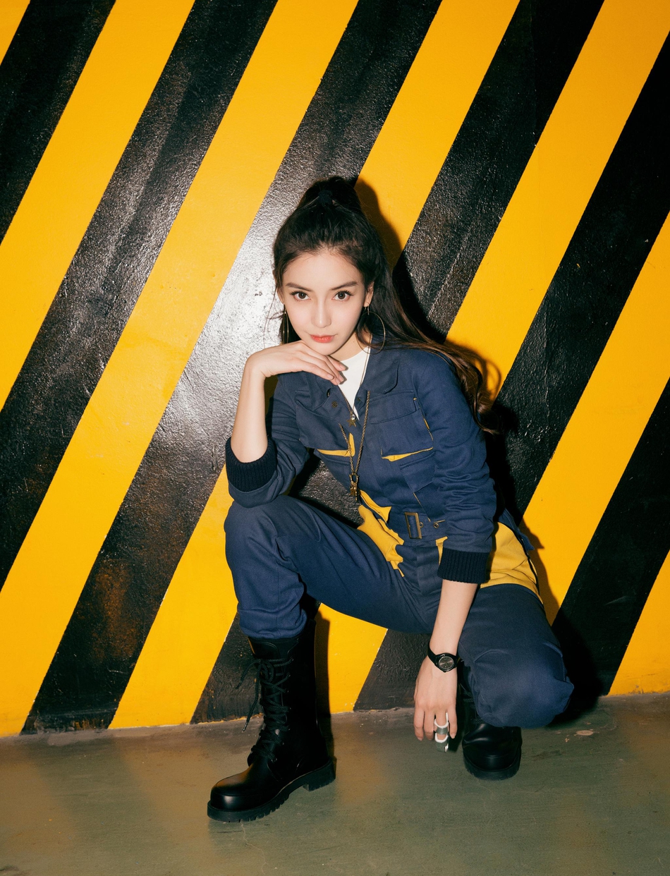 Angelababy黄蓝工装帅气亮相 高马尾英姿飒爽