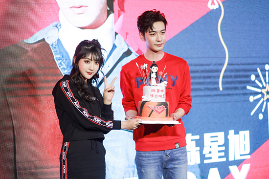 SNH48李艺彤亮相上海时装周秀出自我