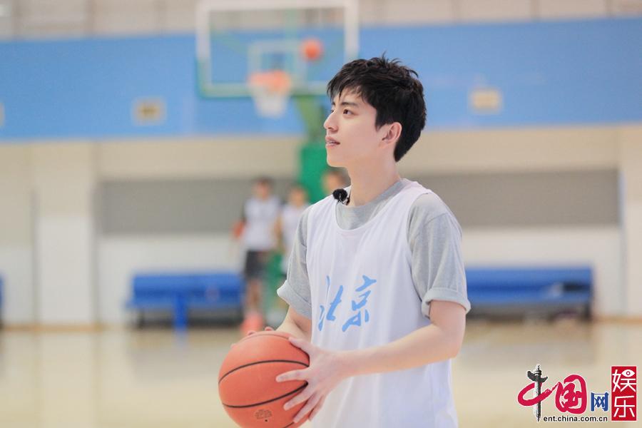 《看我的生活》王大陆打篮球对阵首钢球员